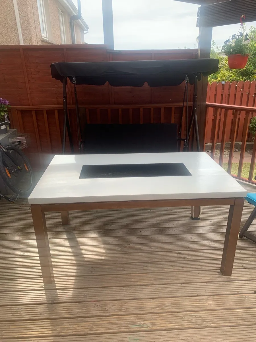 Kitchen table - Image 1