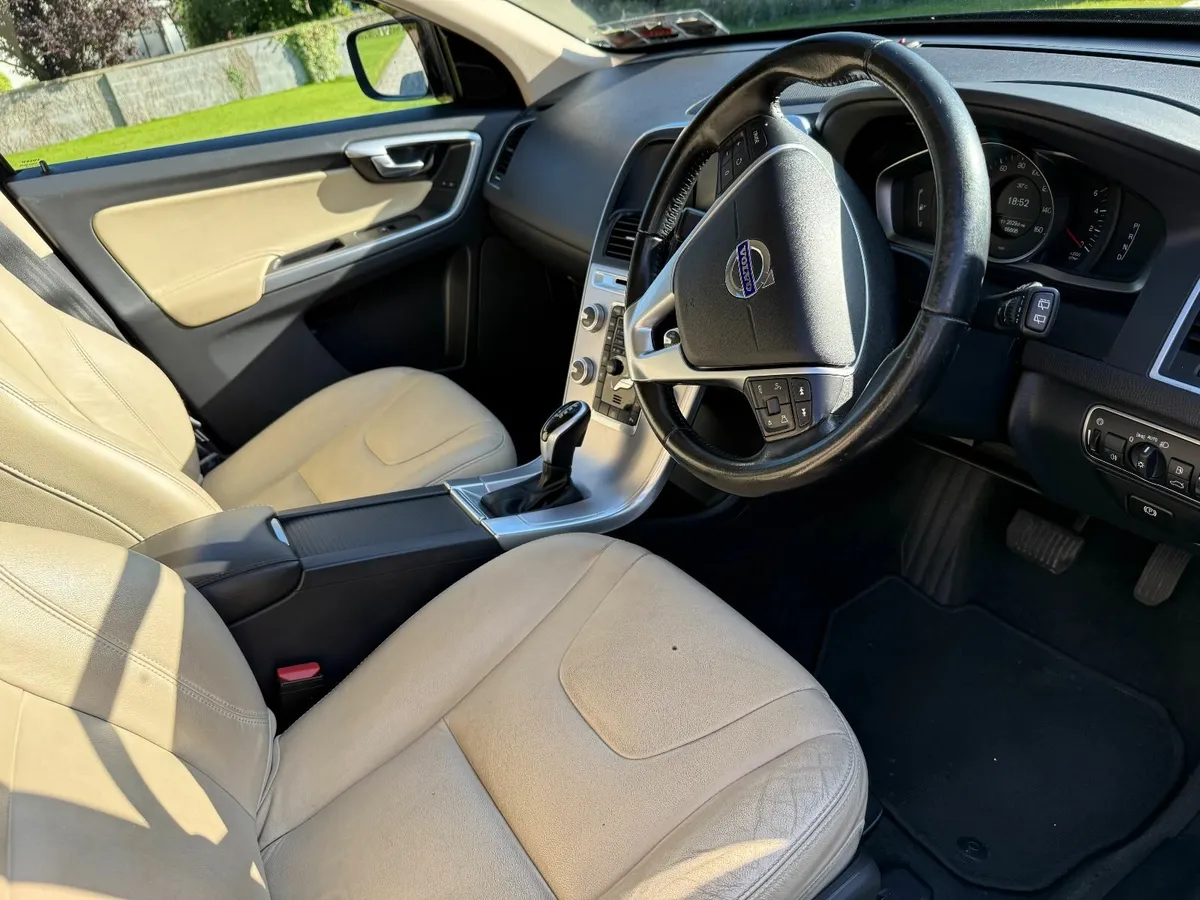 Volvo XC60 2017 - Image 2