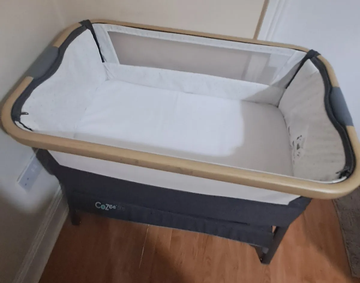 Tutti Bambini CoZee Lite Bedside Crib - Image 3