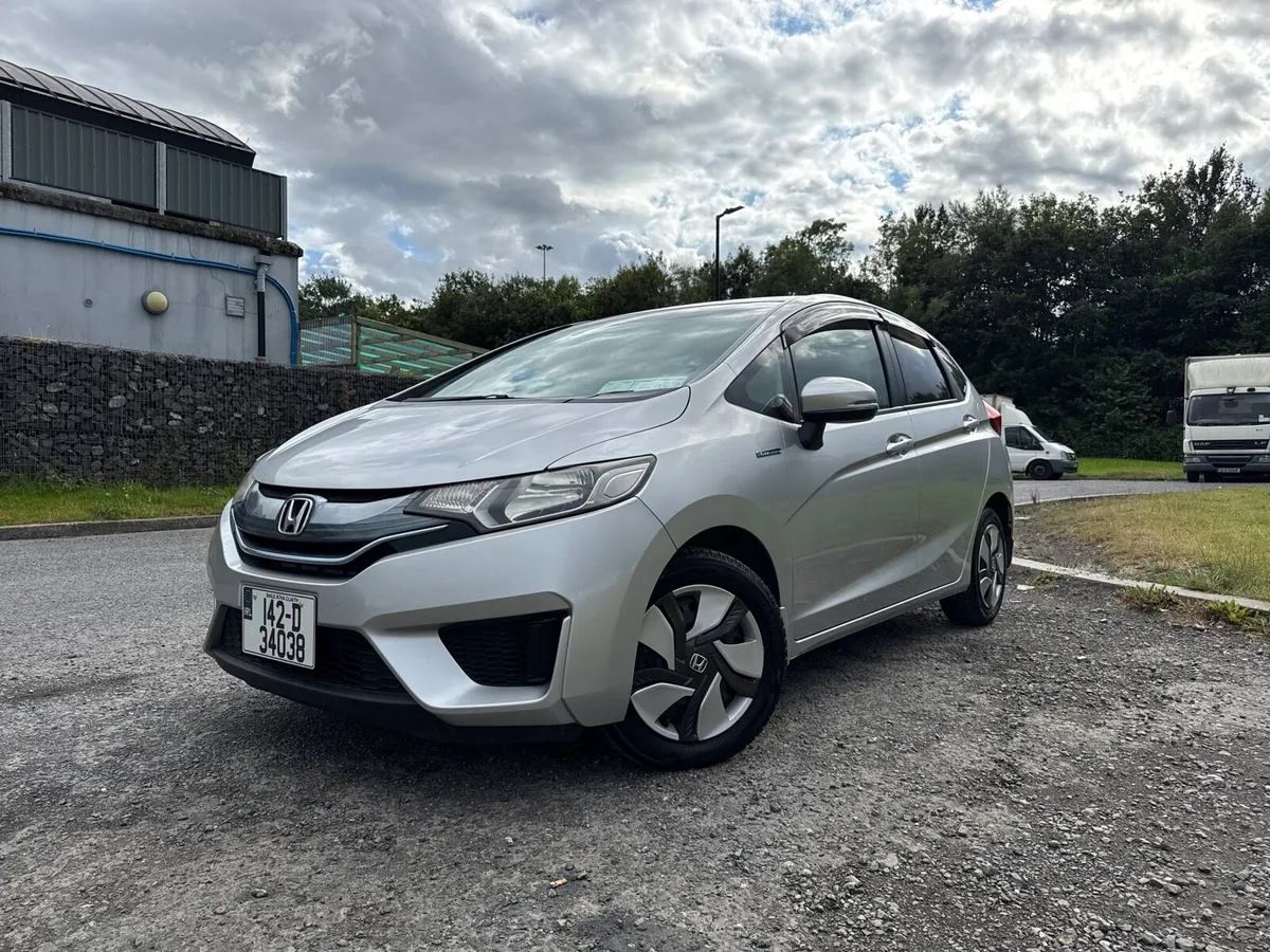 2014 HONDA FIT. 1 YEAR NCT. AUTO 1.5L HYBRID - Image 3