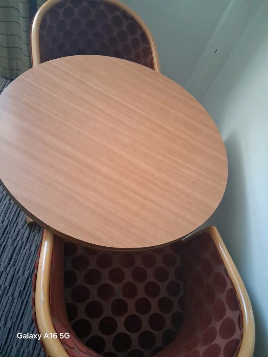 Table and chairs - Image 1