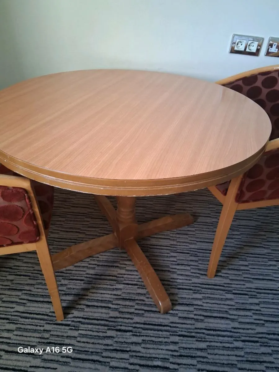 Table and chairs - Image 2