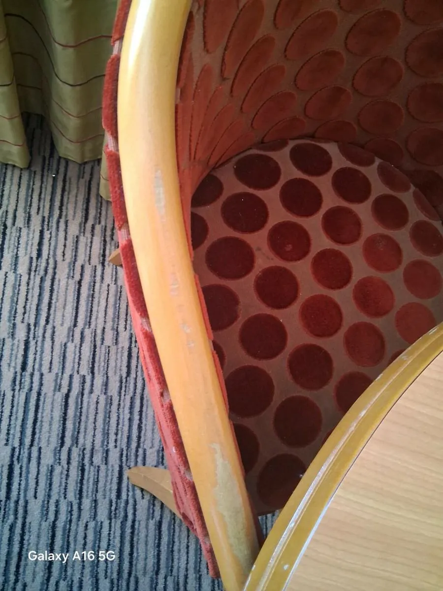 Table and chairs - Image 3
