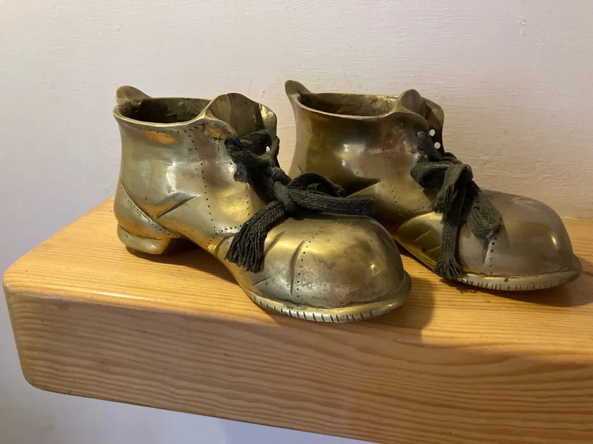 Brass ornaments 2 left feet boots - Image 1