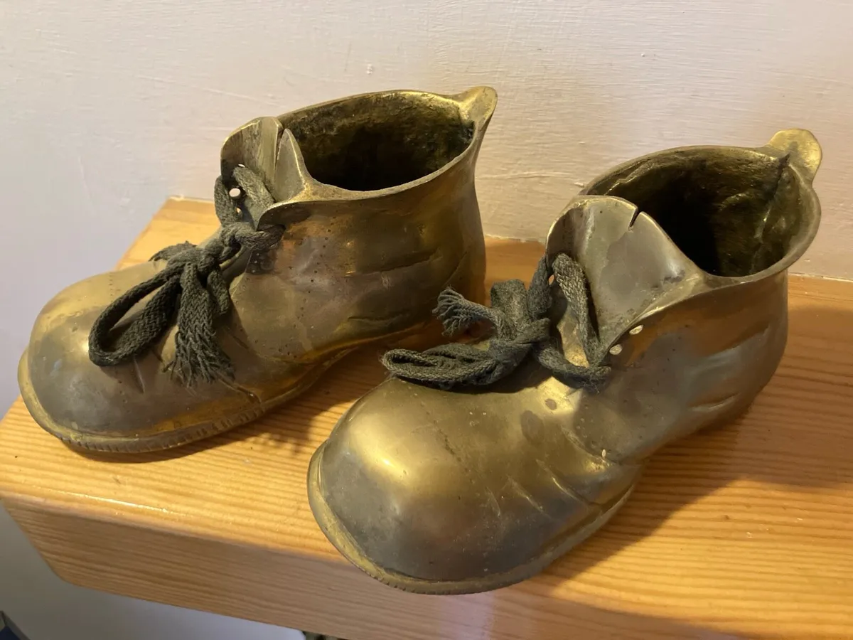 Brass ornaments 2 left feet boots - Image 2