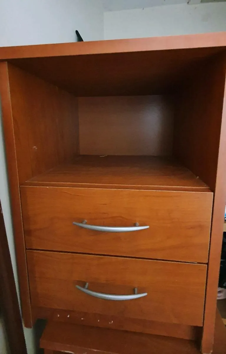 2 bedside lockers