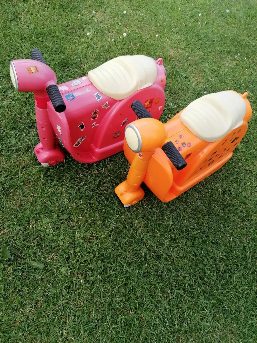 Skoot ride-on suitcases - Image 1