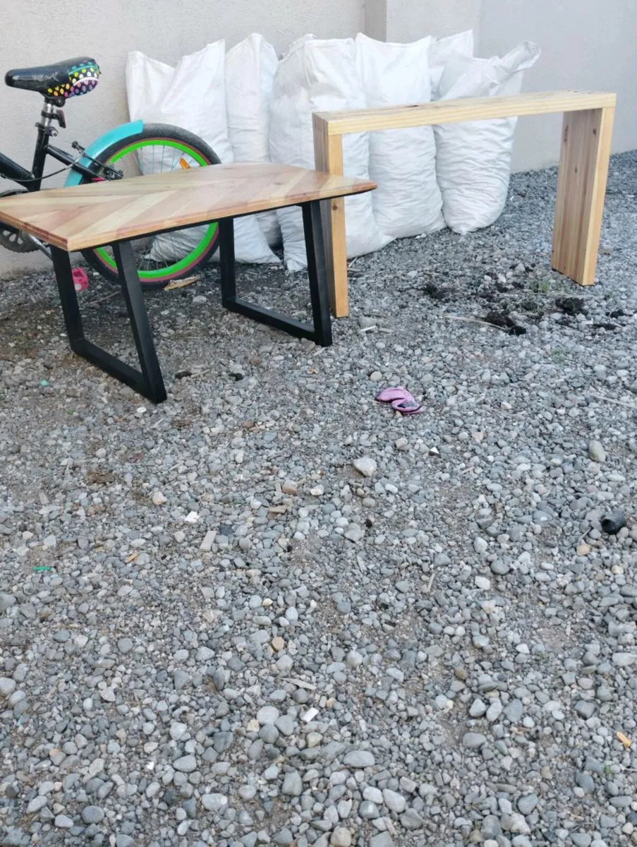 Seating bench and coffee table - Image 2