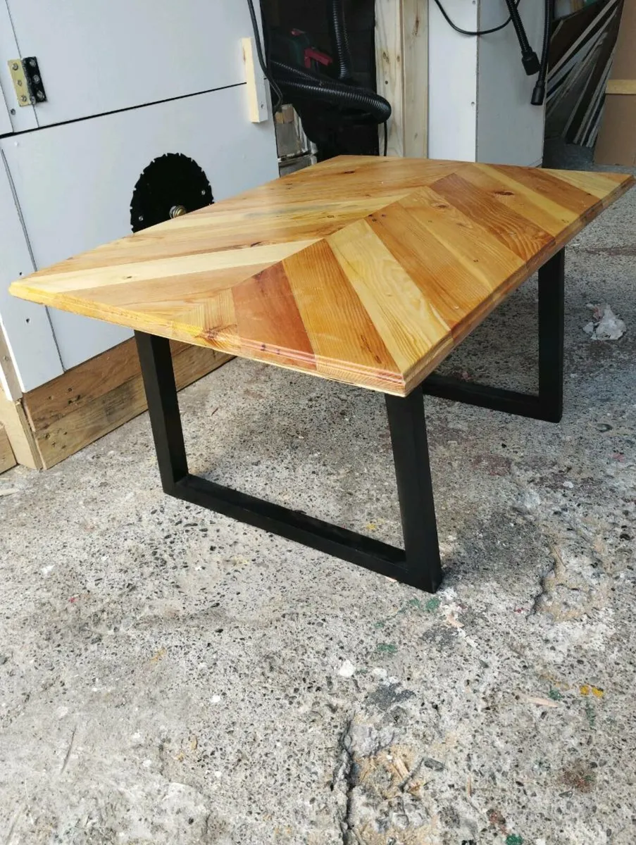 Seating bench and coffee table - Image 1