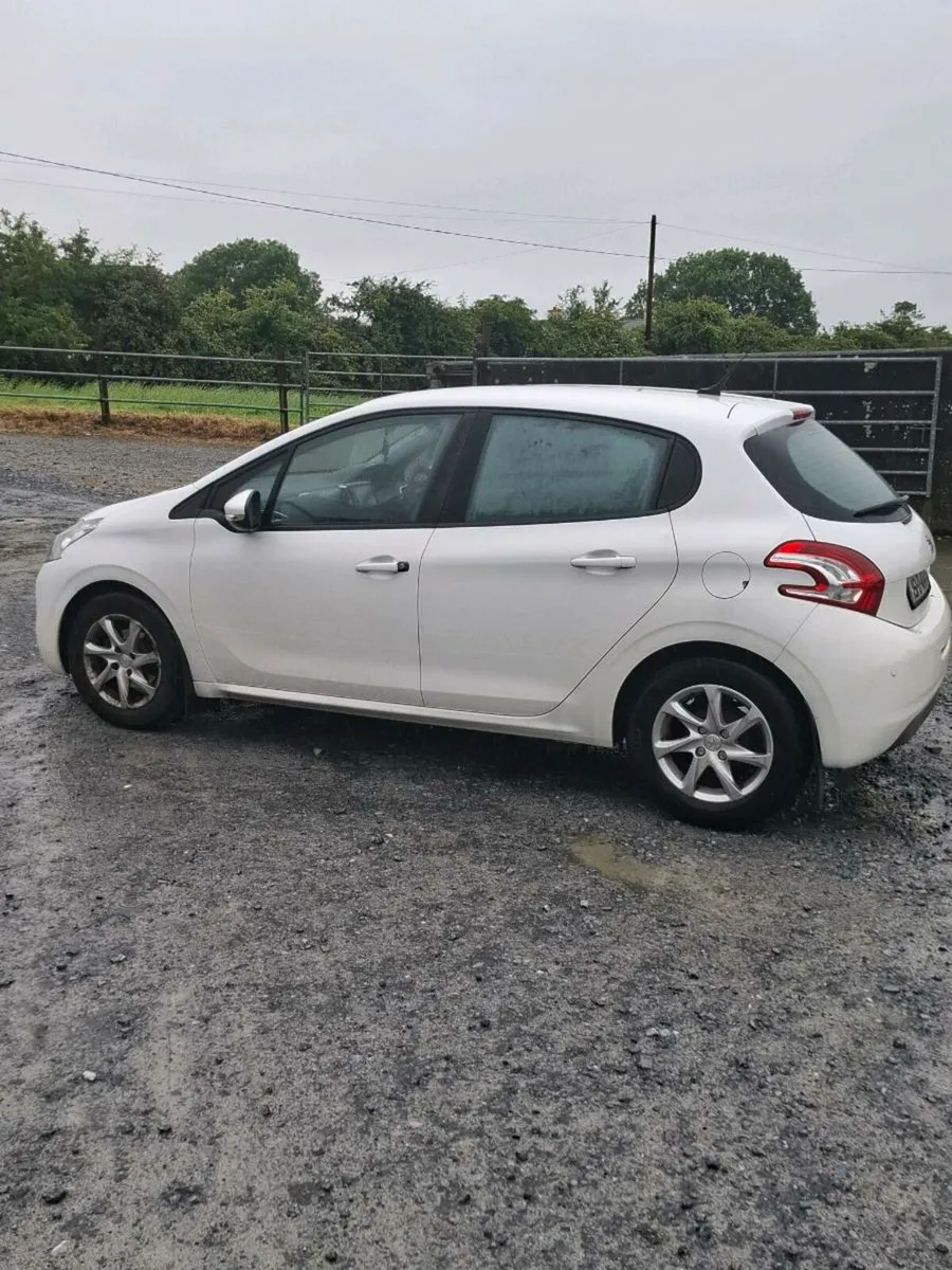 Peugeot 208 - Image 2