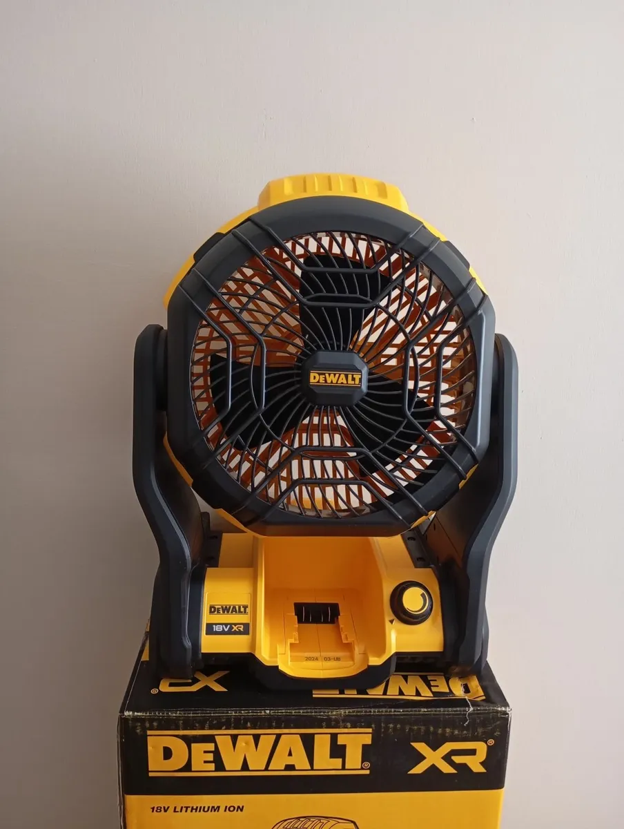 DeWalt Jobsite Fan and 4ah Battery (New) - Image 2