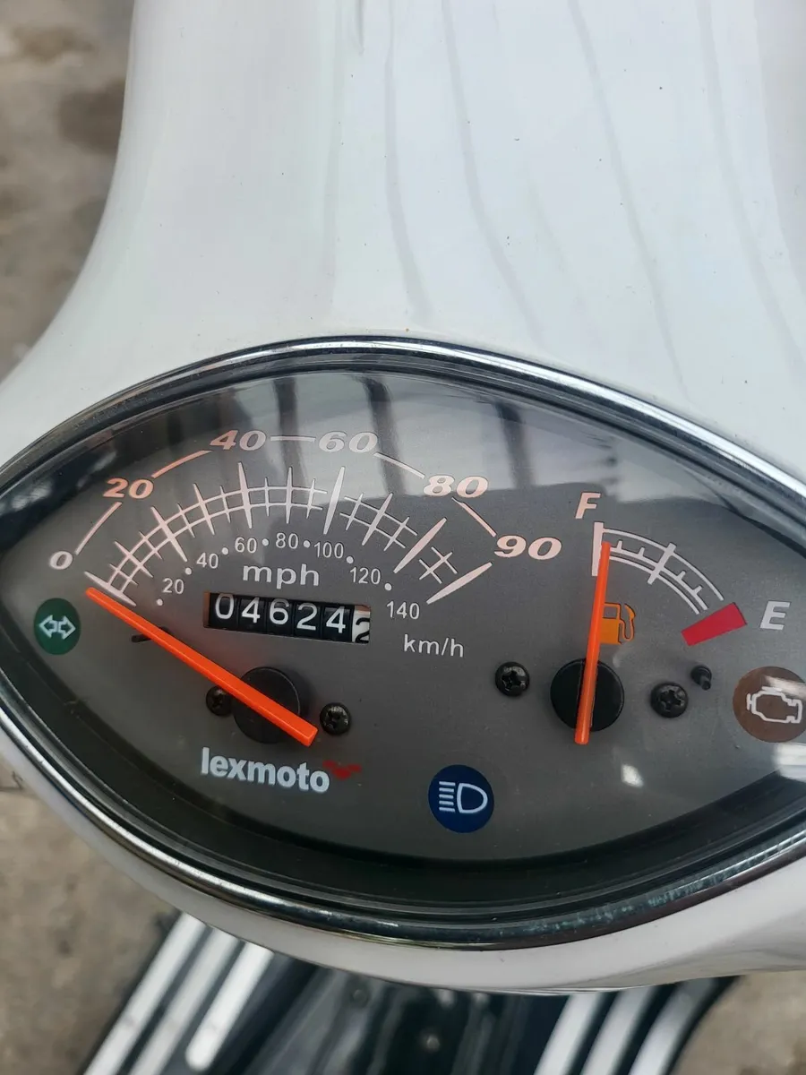 182 lexmoto milano retro scooter 125cc 4 stroke - Image 3