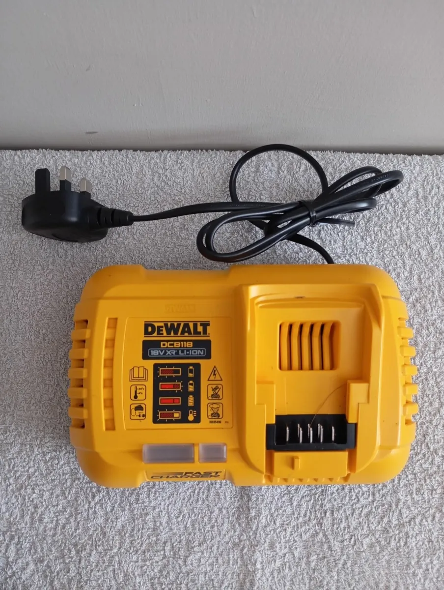 DeWalt Fast Charger and 4ah Battery (New) - Image 2