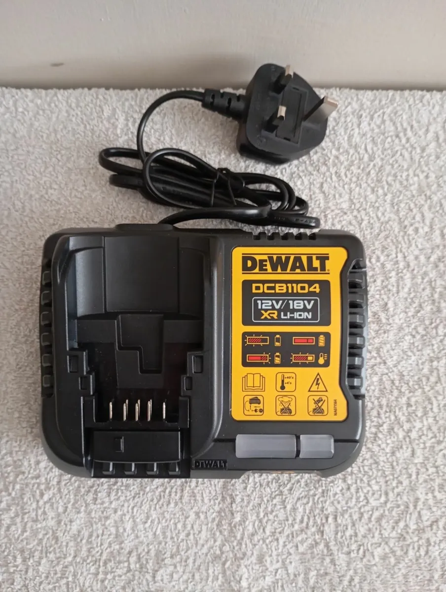 DeWalt dcb1104 Charger and 4ah Battery (New) - Image 2