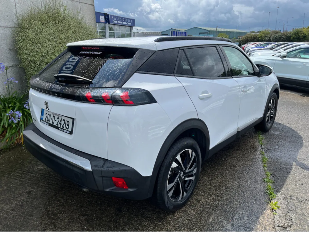Peugeot 2008 ALLURE 1.2 PETROL //LOW MILES// - Image 4