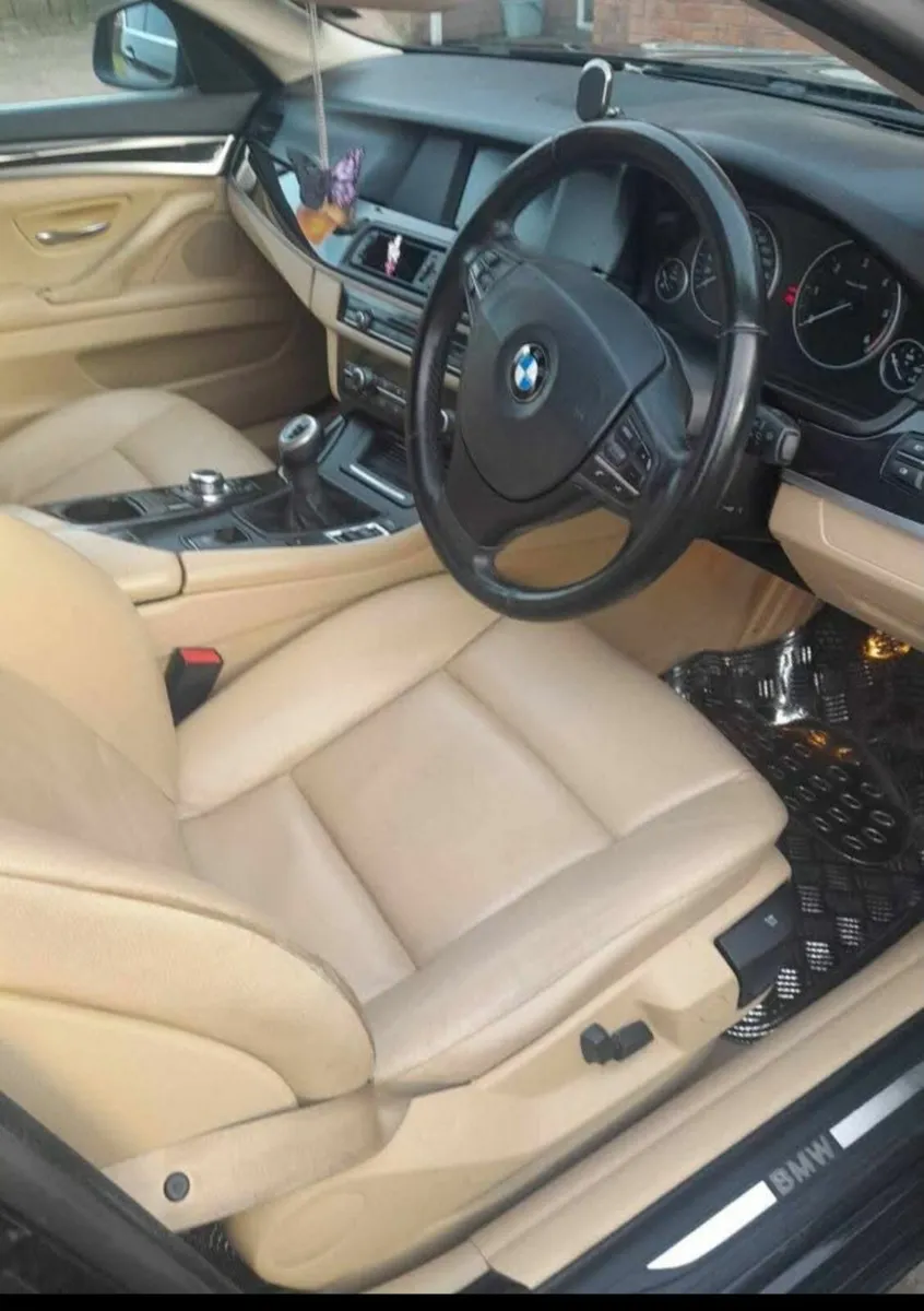 BMW 5-Series 2011 - Image 2