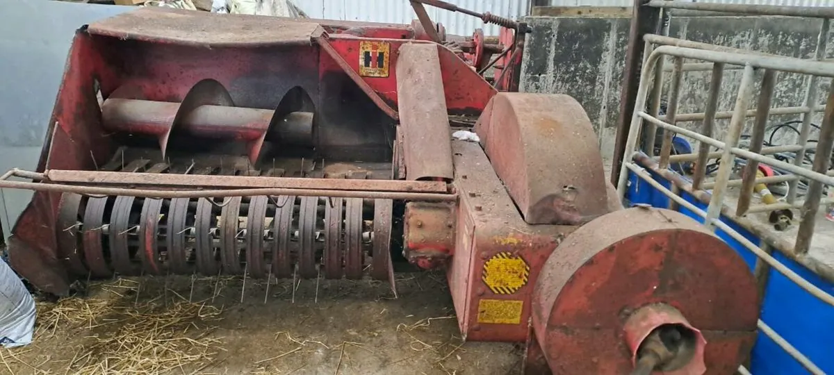 International Square baler - Image 1