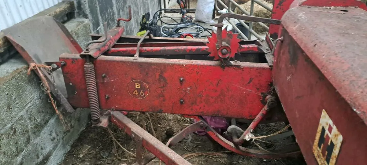 International Square baler - Image 2