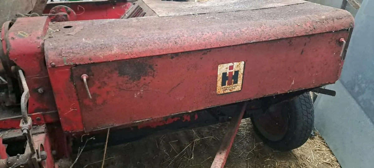 International Square baler - Image 3