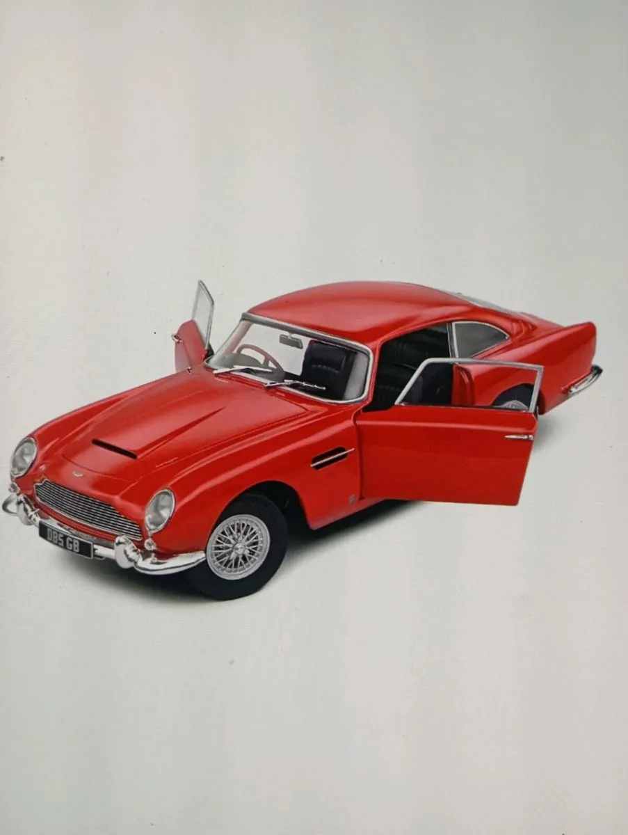 ASTON MARTIN DB5 1964 1-18 SCALE DIE-CAST MODLE - Image 1
