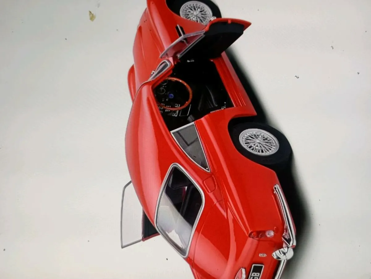 ASTON MARTIN DB5 1964 1-18 SCALE DIE-CAST MODLE - Image 2