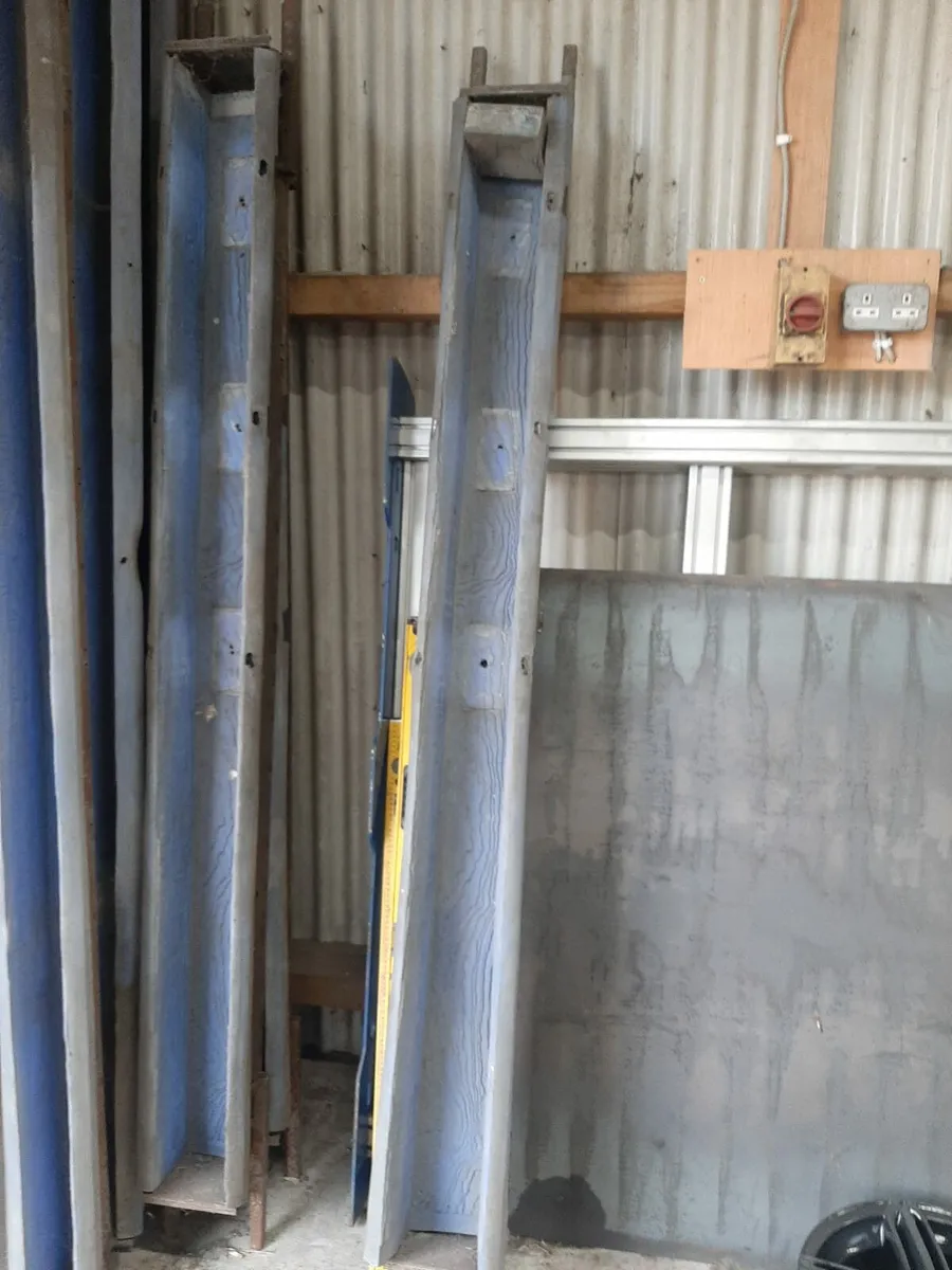 Post and rail concrete moulds wood effect - Image 1