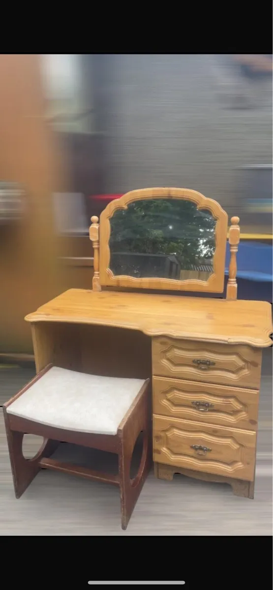 Dressing table - Image 1
