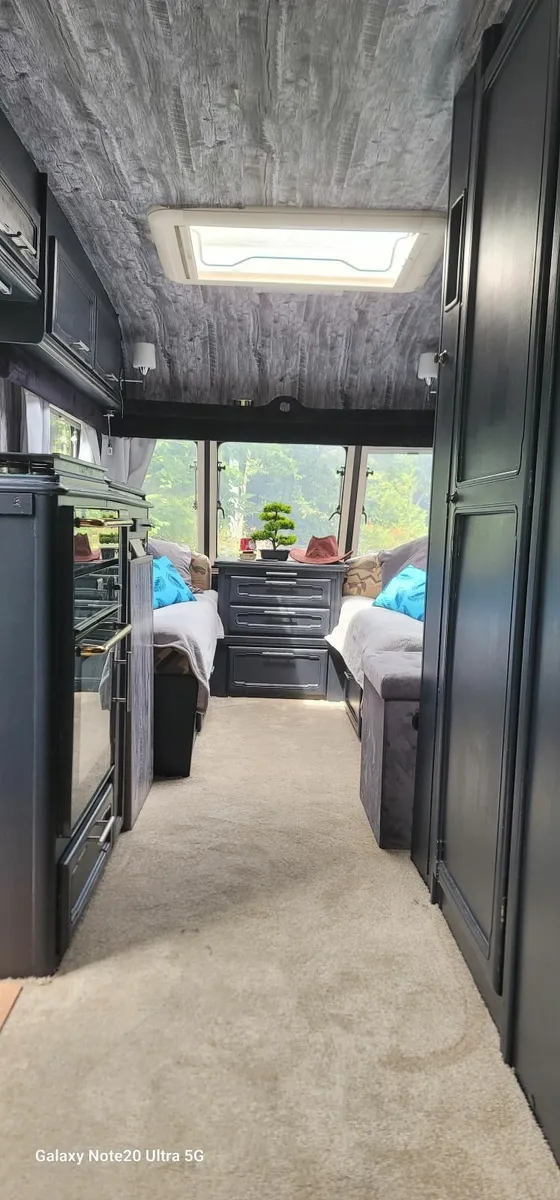 Caravan 6 berth Lunar 525L 2000 - Image 1