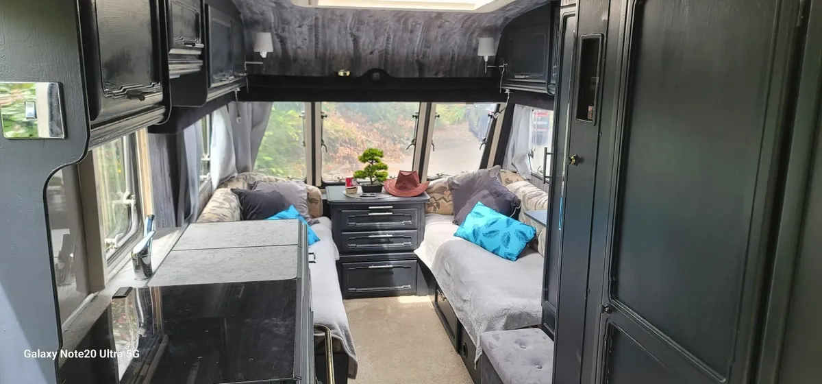 Caravan 6 berth Lunar 525L 2000 - Image 2