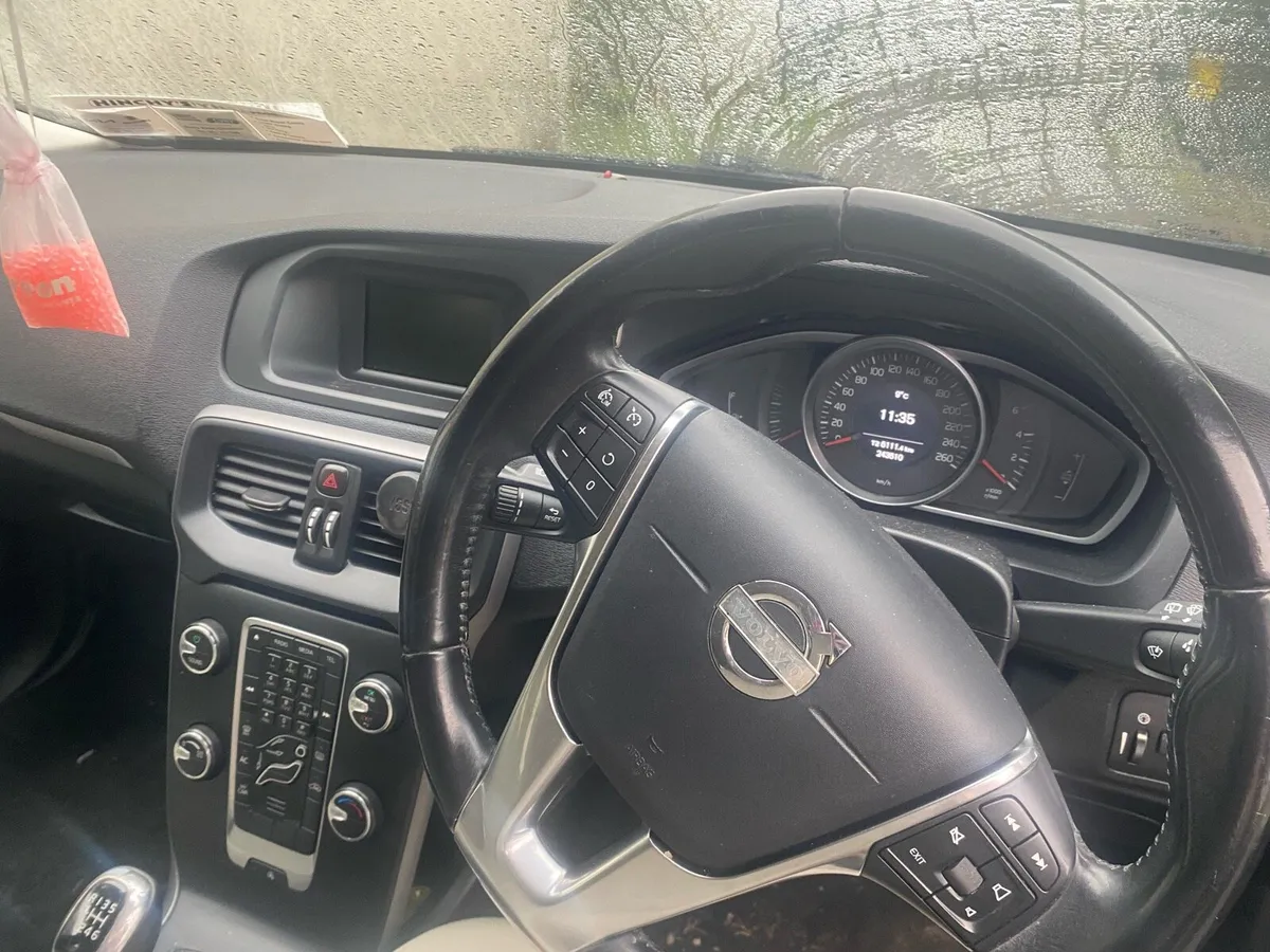 Volvo V40 - Image 2
