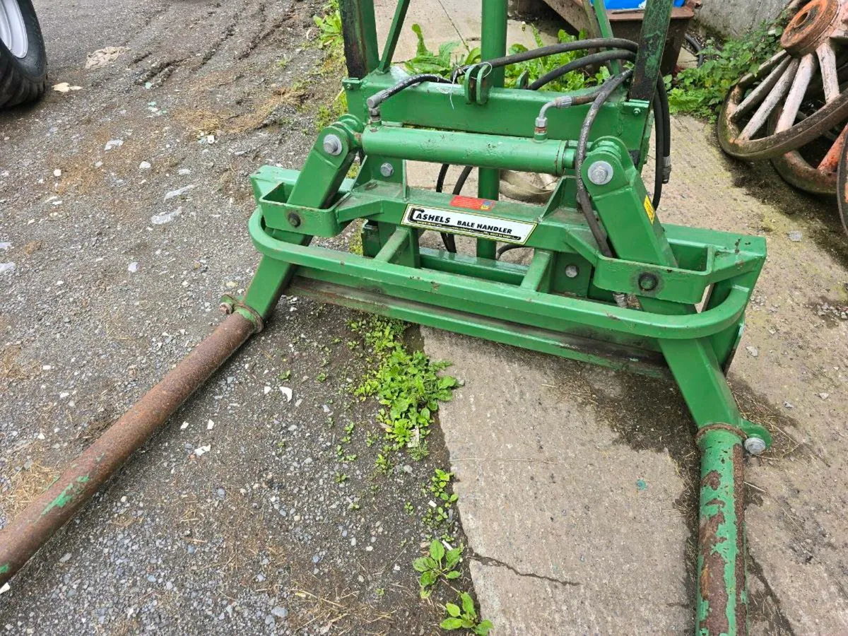 Bale stacker
