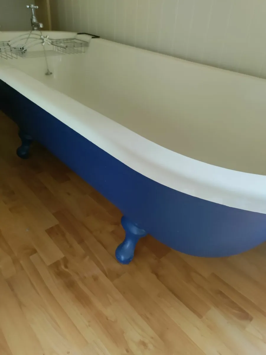 Roll top bath - Image 1