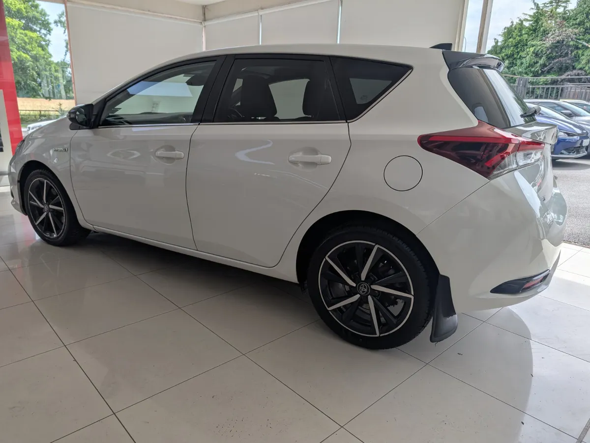 2018 Toyota Auris Hybrid Luna Sport - Image 2