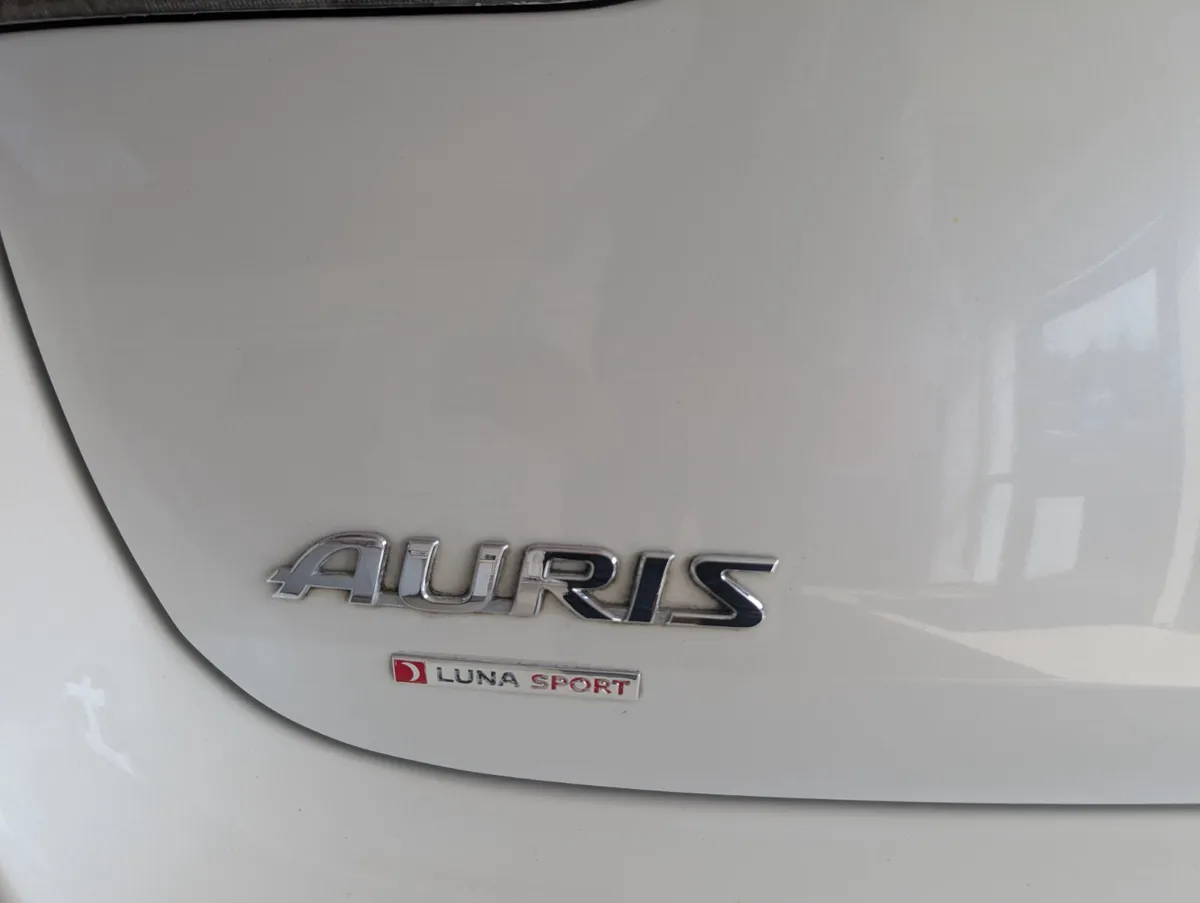 2018 Toyota Auris Hybrid Luna Sport - Image 3