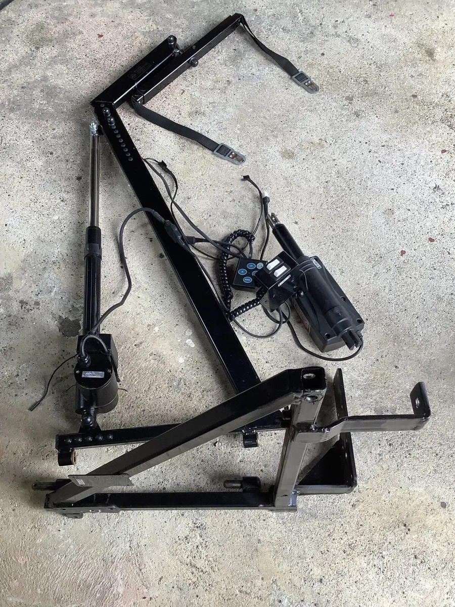 Car wheelchair hoist, and wheelchairs. - Image 1