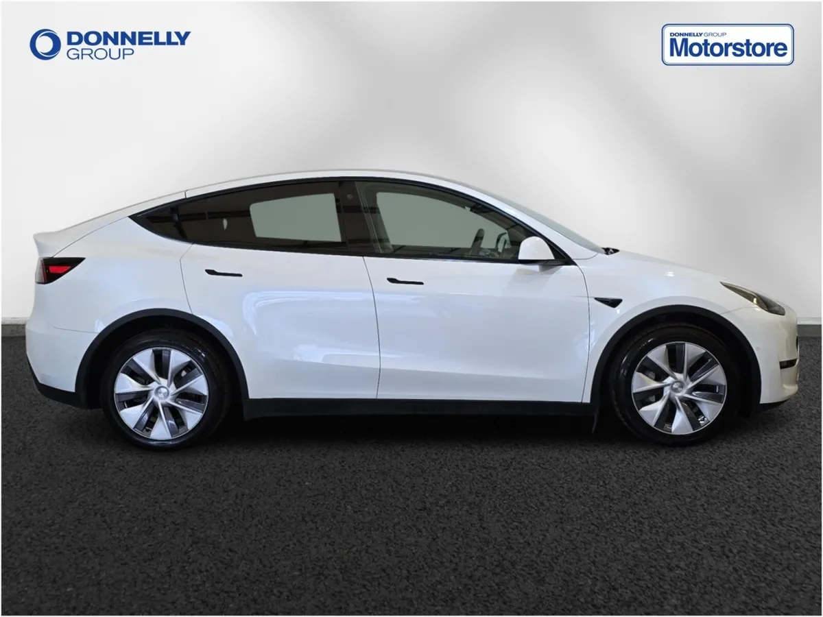 Tesla Model Y Hatchback Long Range - Image 3