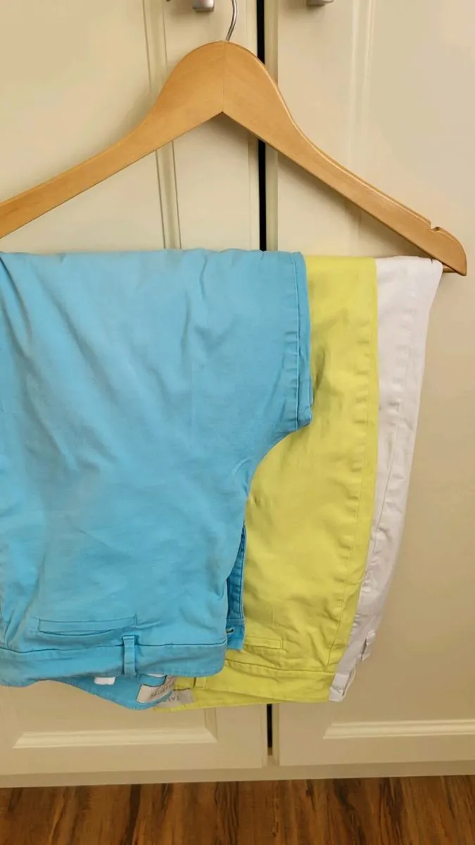 3 x ladies capri trousers - Image 1