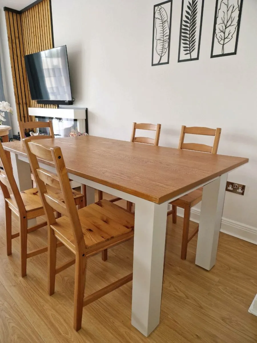 Table and chairs - Image 1