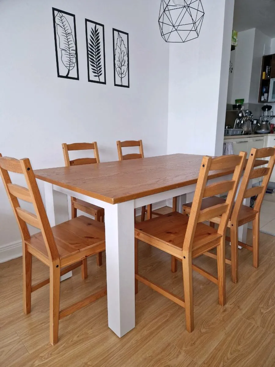 Table and chairs - Image 2