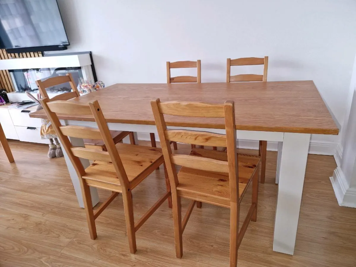 Table and chairs - Image 3