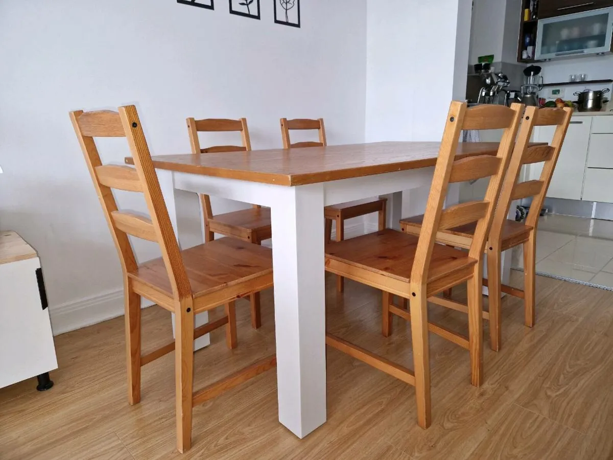 Table and chairs - Image 4