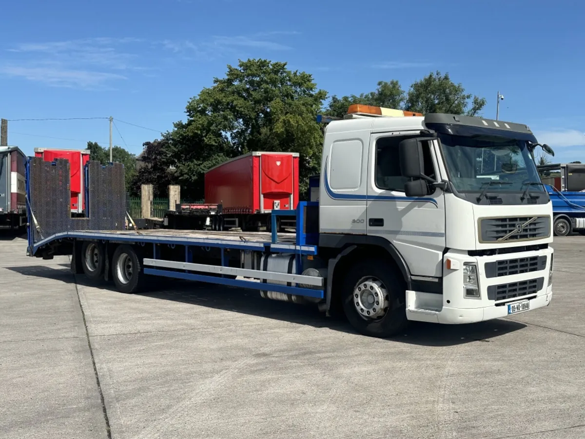 2005 (05) VOLVO FM9 300 6X2 BEAVERTAIL - Image 1