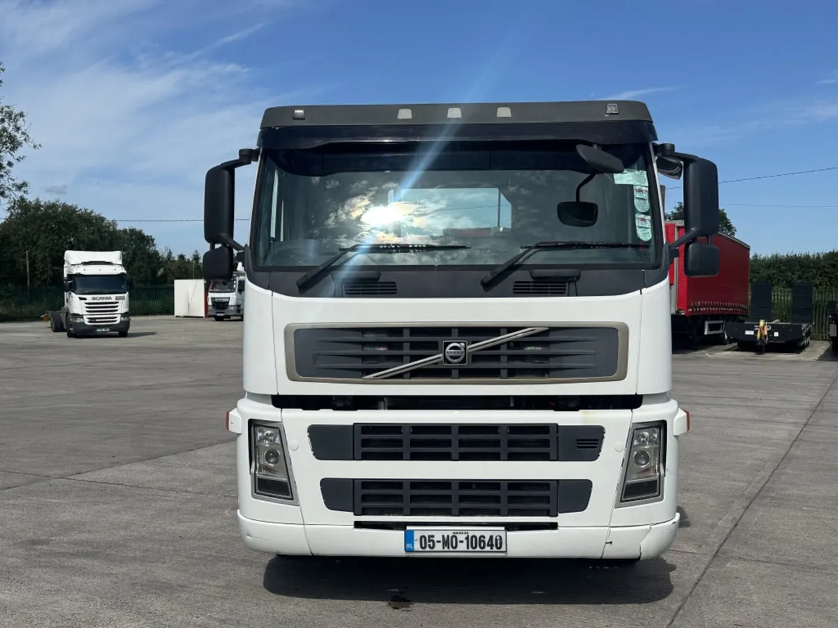 2005 (05) VOLVO FM9 300 6X2 BEAVERTAIL - Image 2