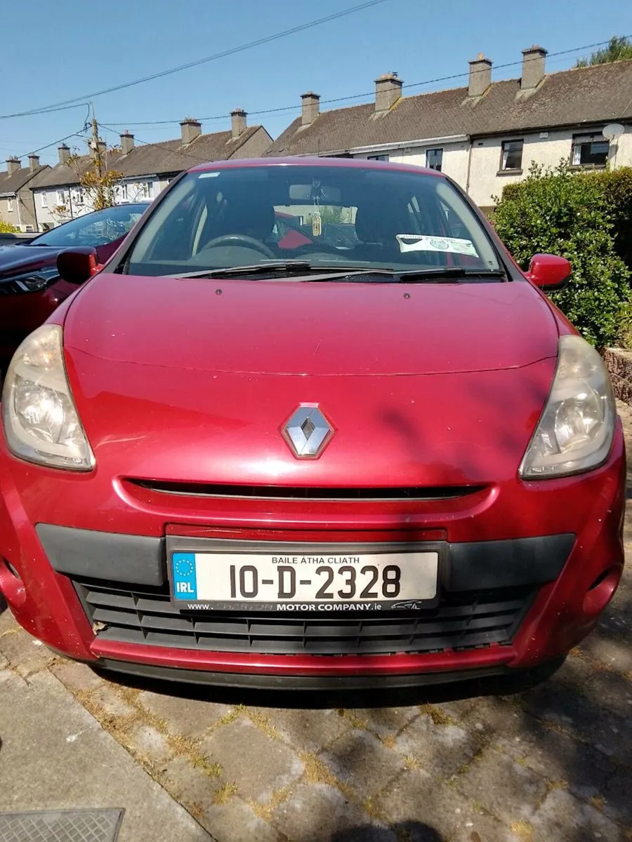 Red Renault Clio - Image 1