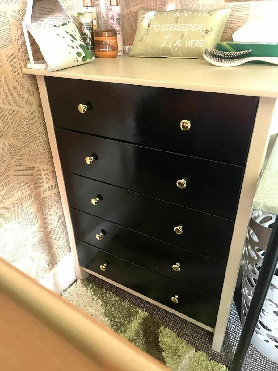 2 lockers and  5 drawer dresser - Image 1