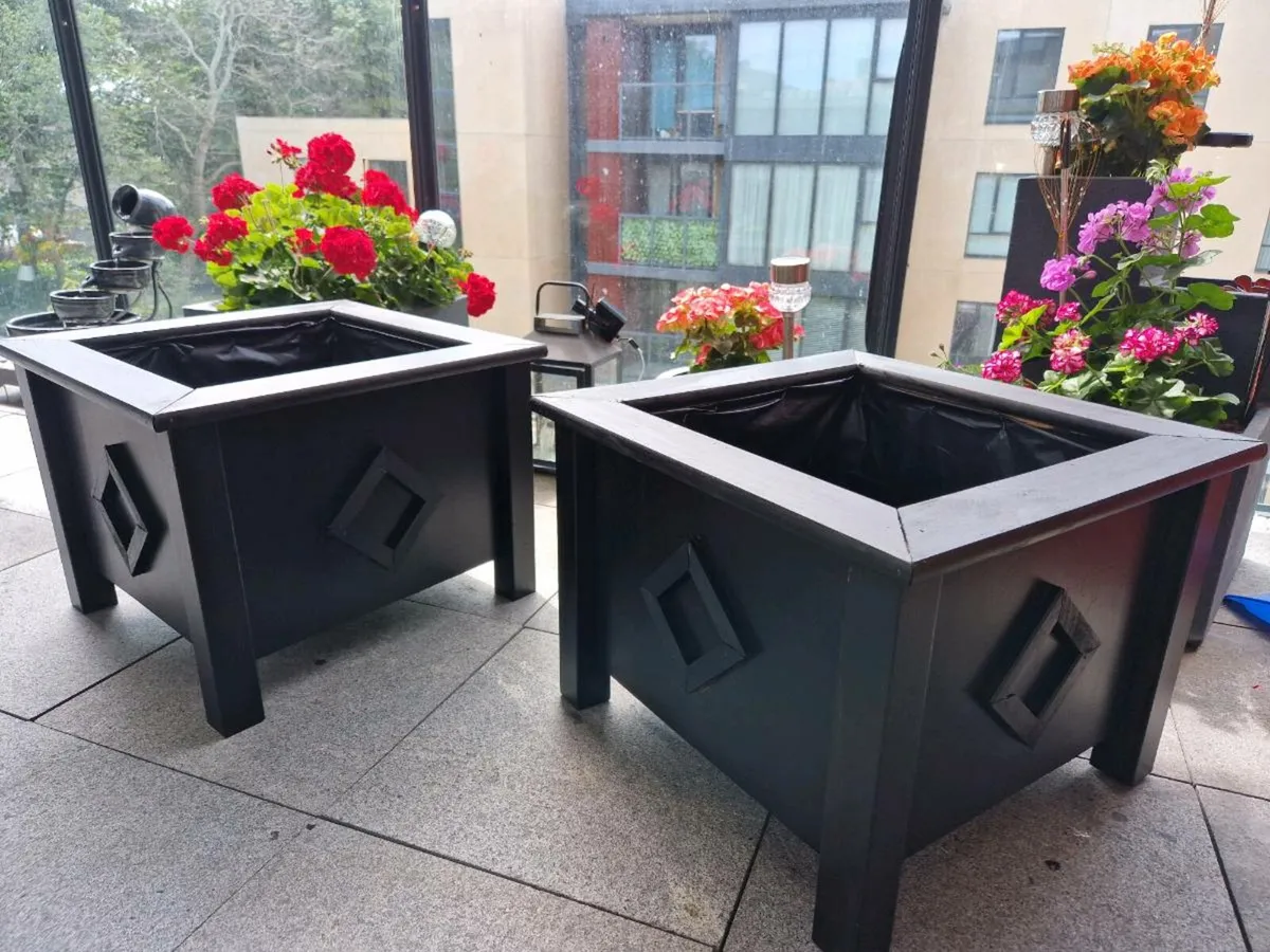 2 wooden planters - Image 1