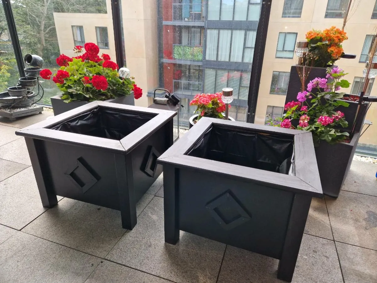 2 wooden planters - Image 4
