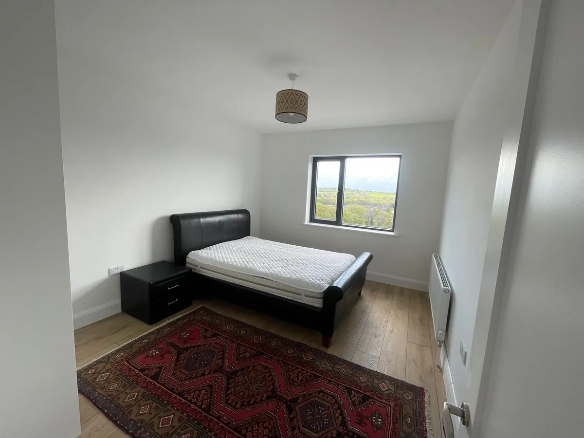 Bed set with single side locker