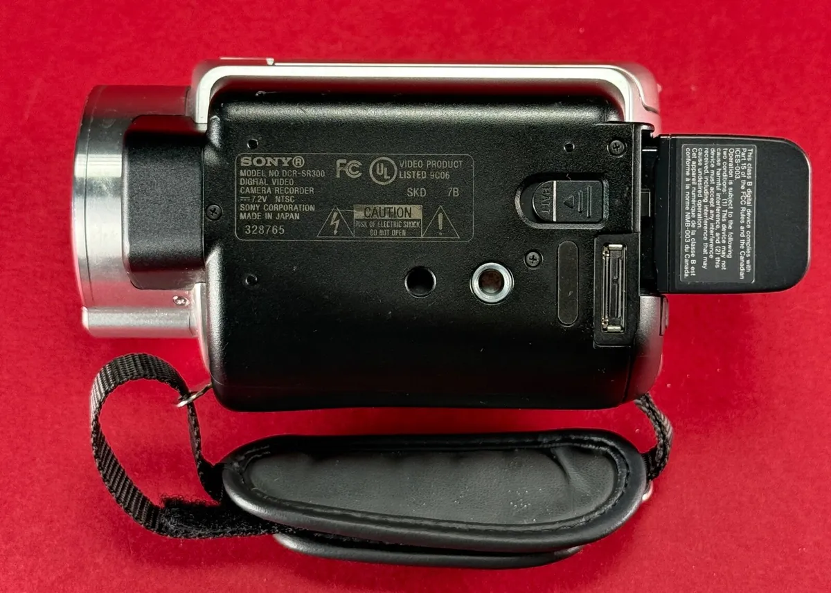 SONY DCR-SR300E Handycam Digital Video Camera - Image 4