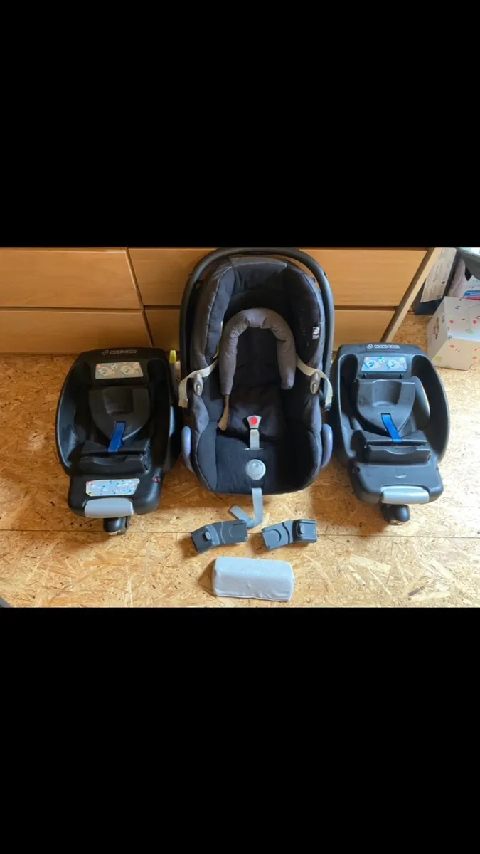 Maxi Cosi car seat with isofix bases